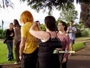 La quatrième fille qui signe le T-shirt !! (361x)