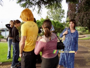 La cinqième fille qui signe le T-shirt !! (371x)