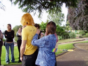 La sixième fille qui signe le T-shirt !! (364x)