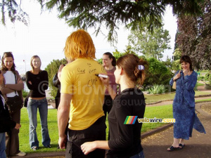 La septième fille qui signe le T-shirt !! (345x)