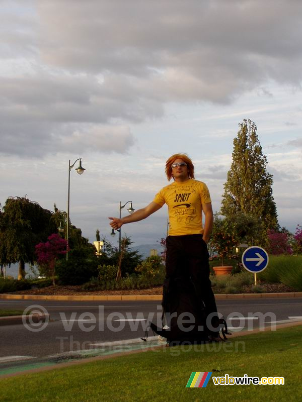 Cédric liftend langs de kant van de weg