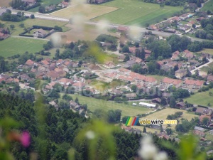 Un village derrière la fleur (173x)