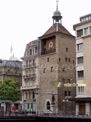 Une tour d'horloge (371x)