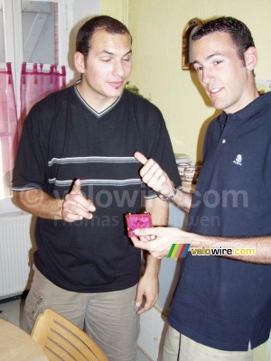 Cédric and Bernie with the ring before the wedding ... (376x)