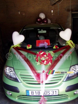 The decorated car before the wedding (539x)