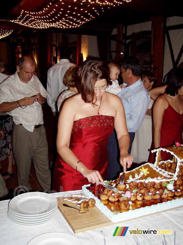 Isabelle snijdt de bruidstaart aan