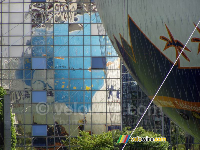 Weerspiegeling van de Eutelsat-ballon, Parc André Citroën