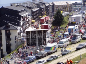 The Tour circus on Pla d'Adet (924x)