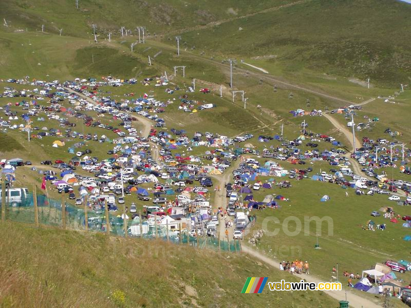 De geïmproviseerde camping op Pla d'Adet