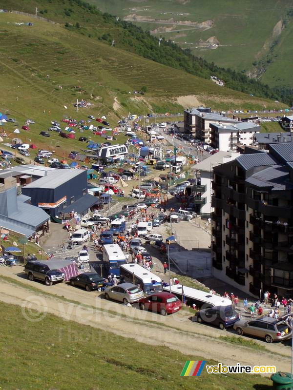 De geïmproviseerde camping op Pla d'Adet