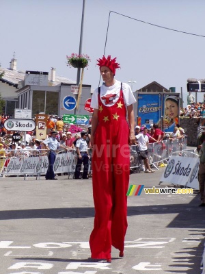 La Vache Qui Rit man on stilts (812x)