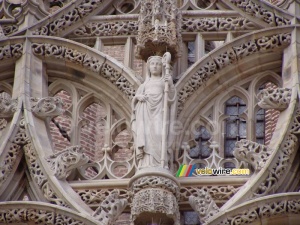 Un détail de l'entrée du Basilique Sainte-Cécile (277x)