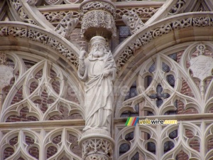 Un détail de l'entrée du Basilique Sainte-Cécile (308x)