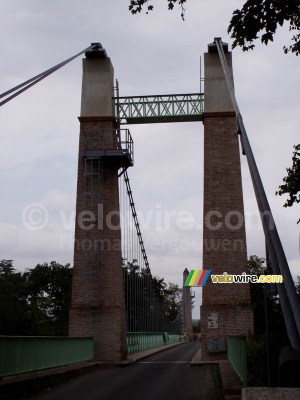 Le pont suspendu entre Saint-Sulpice et Couffouleux (329x)