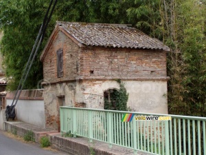 Une des maisons d'octroi du pont suspendu entre Saint-Sulpice et Couffouleux (536x)
