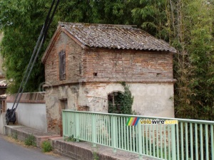 One of the toll houses of the bridge between Saint-Sulpice and Couffouleux (375x)