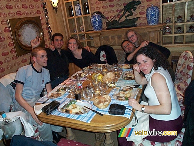 Gezellig eten bij 'Chez Clément': Thomas, Cédric, Isabelle, Aude en Anne-Cécile