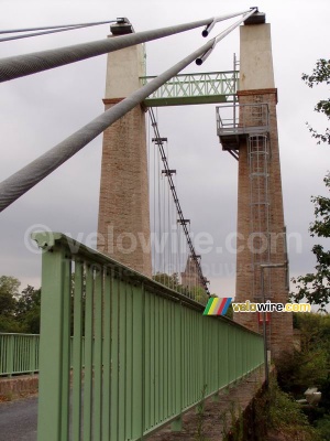 Le pont suspendu entre Saint-Sulpice et Couffouleux (542x)