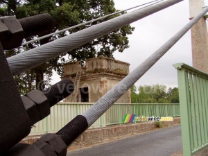 The cables and one of the toll houses of the bridge between Saint-Sulpice and Couffouleux (447x)