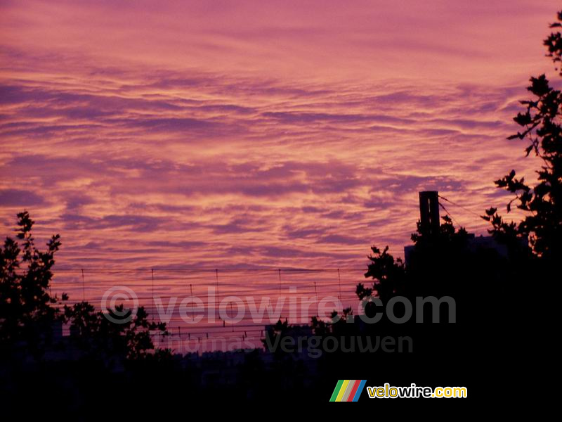 De bovenleiding van de trein voor een kleurrijke lucht