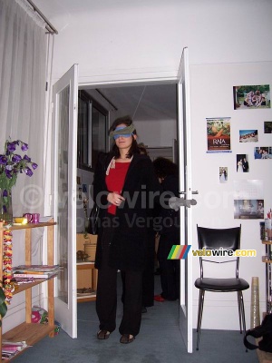 Marie-Laure arrive chez Anne-Cécile (456x)