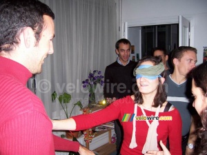 Marie-Laure découvre qui est présent à la fête (451x)