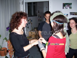 Marie-Laure découvre qui est présent à la fête (2) (464x)