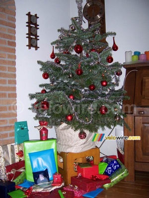 Le sapin de Noël avec les cadeaux (246x)