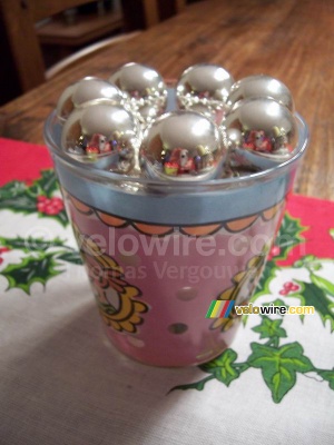 Un verre avec des boules de Noël (221x)