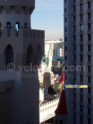 Une réplique de la Statue de la Liberté vue depuis ma chambre d'hôtel (538x)