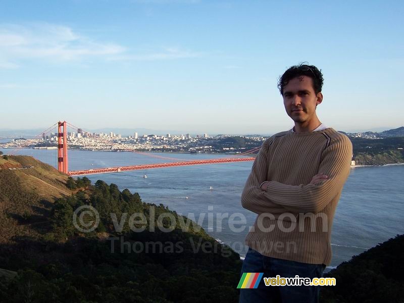 Romain voor de Golden Gate Bridge