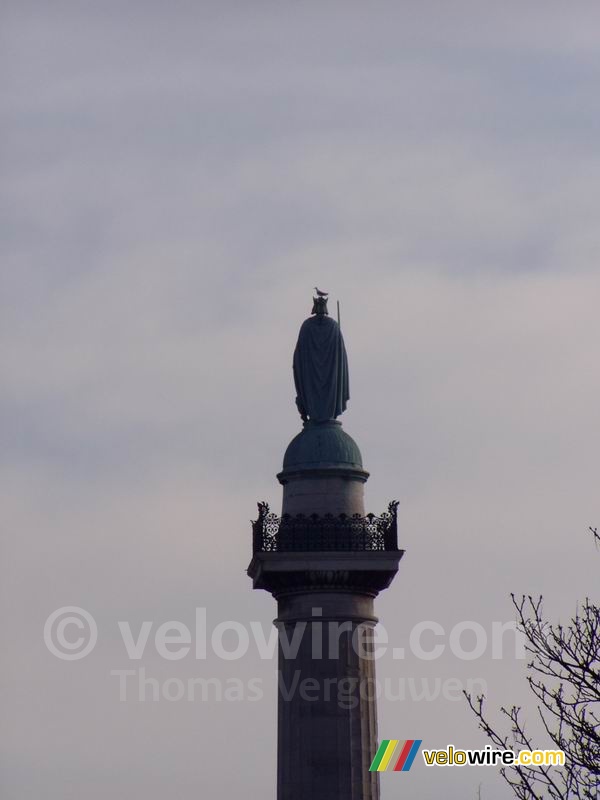 Un oiseau sur la tête d'une des Colonnes du Trône (Place de la Nation)