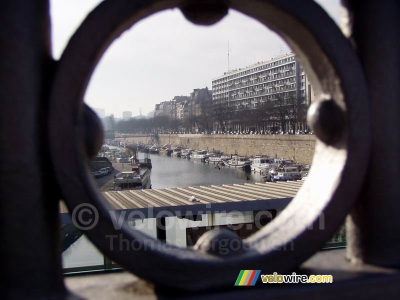 De haven van La Bastille gezien door het hek