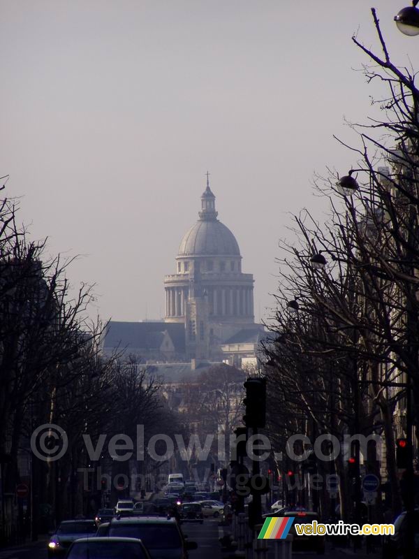 L'église Saint-Etienne du Mont devant le Panthéon vue depuis la Place de la Bastille