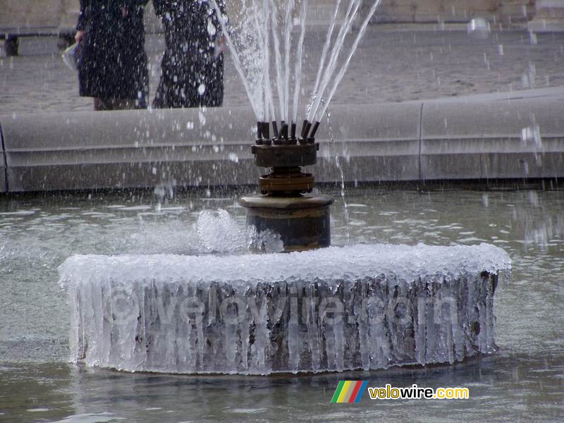 IJs op de fontein van het Louvre