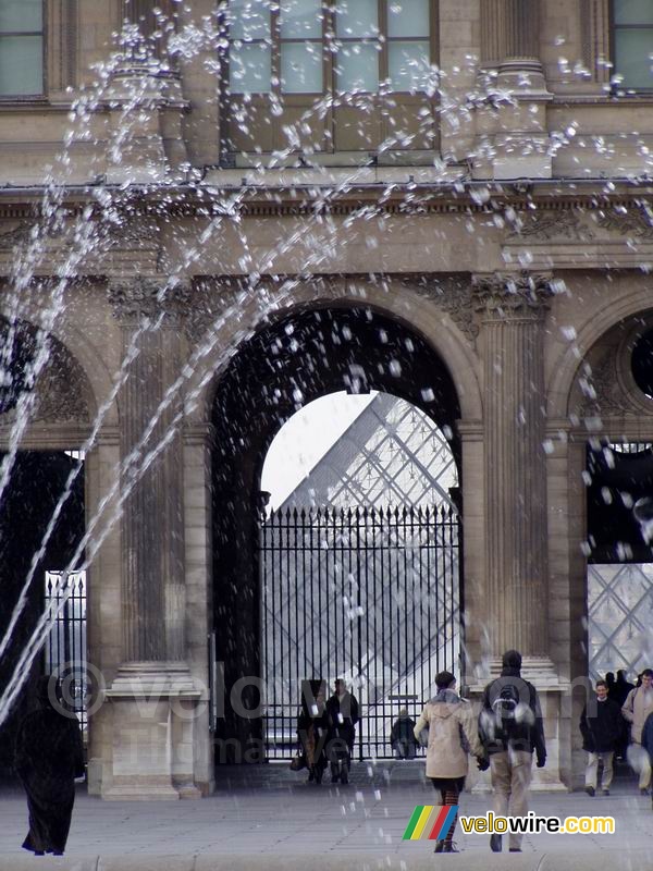 Louvre: fontein, gebouw en pyramide