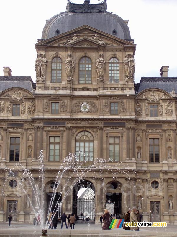 Het Louvre en de fontein