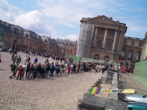 The queue for Chateau de Versailles (677x)