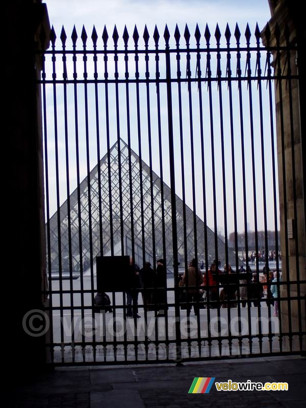 Pyramide van het Louvre gezien door een hek