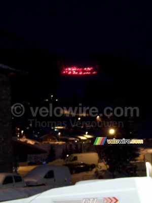 Skiers with red lights ... (341x)