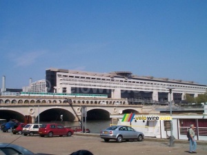 Metro-line 6 in front of the Ministry of Economic Affairs (662x)