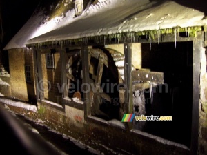 Un moulin à eau gelé (417x)