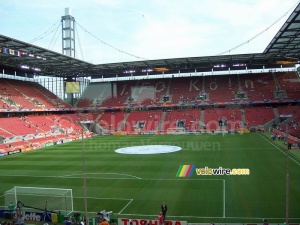 Le stade de FC Cologne avant le match (684x)