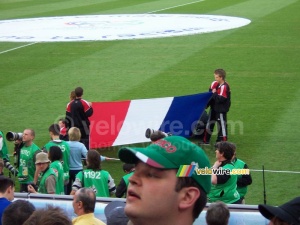 Le drapeau français entre sur le terrain (181x)