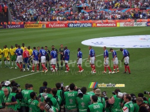 Shaking hands (372x)