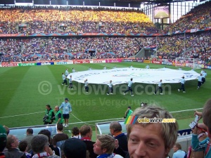 The cover of the middle circle is being removed (360x)