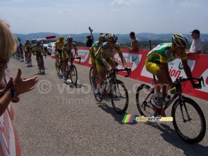 Le peloton avec le maillot jaune au sommet du Côte de Pamiers (641x)