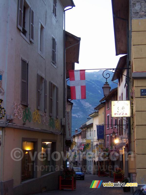 De hele stad versierd met fietsjes