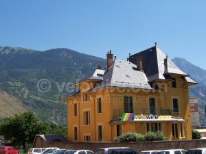 Une maison jaune jolie (1910x)