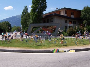 Le rond-point du couteau Opinel décoré avec des lapins à vélo (2059x)